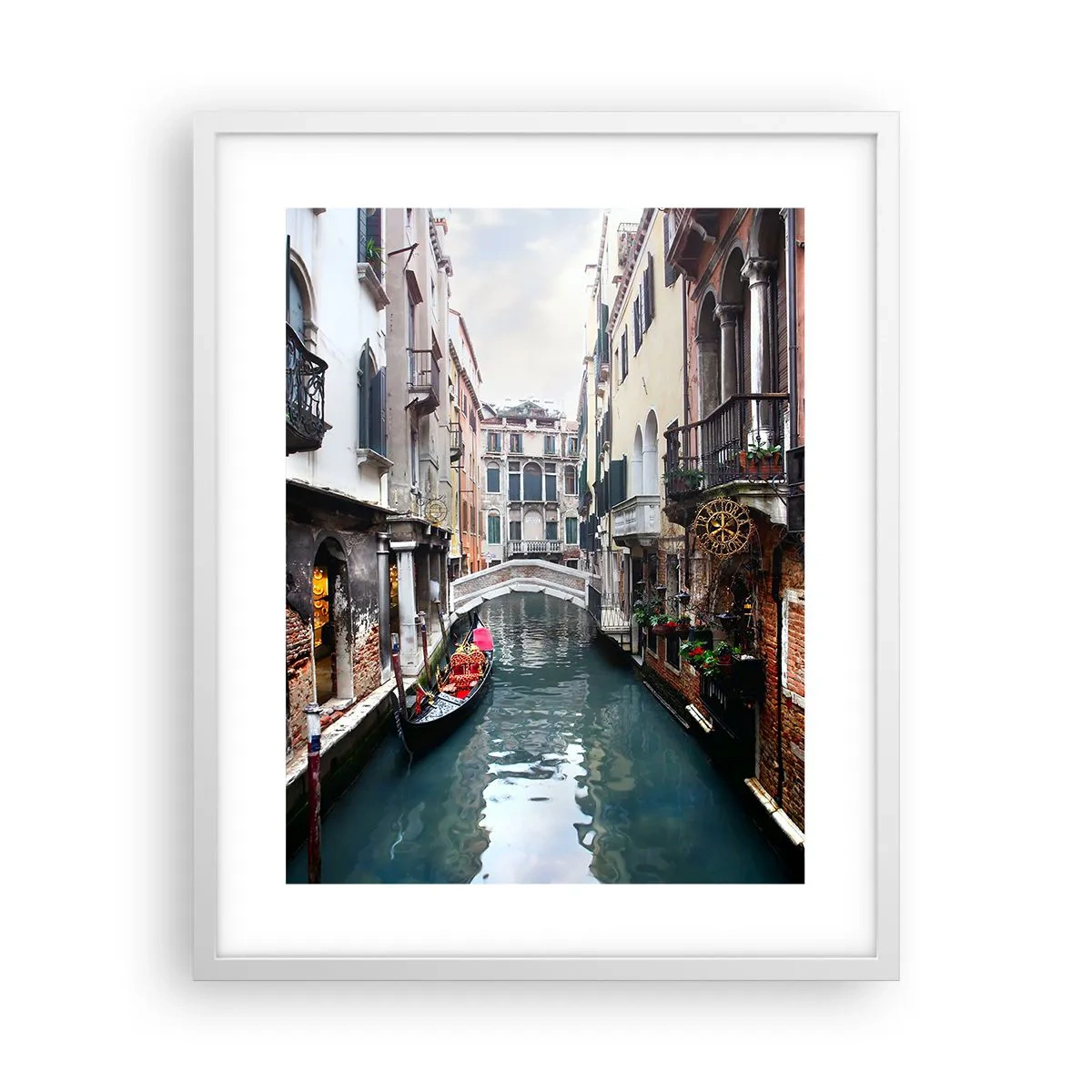 Affiche dans un cadre blanc - Poster - Paysage vénitien avec une gondole et un pont - 40x50 cm