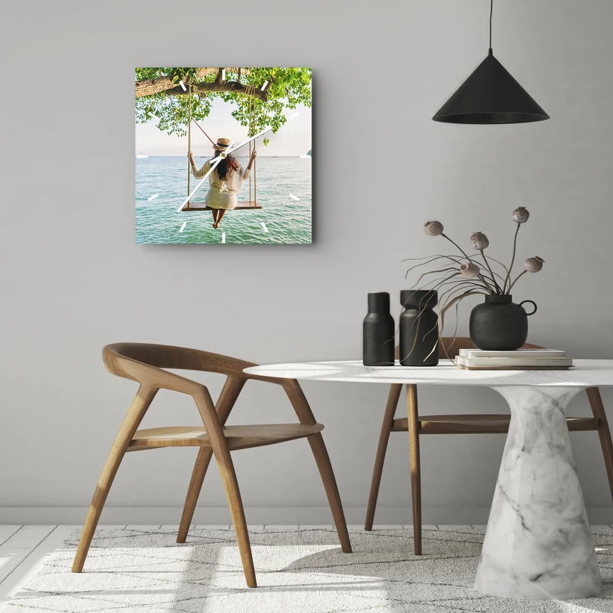 Horloge murale - Pendule murale - Femme sur une balançoire au bord de la mer dans un paysage tropical - 30x30cm - La vie est belle - Décoration murale moderne pour le salon et la chambre ARTTOR