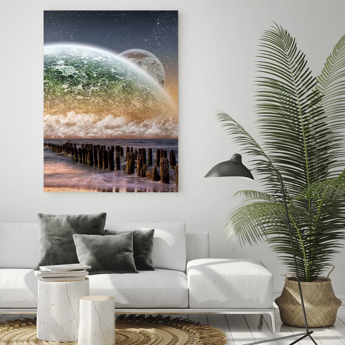 Impression sur verre - Image sur verre - Un paysage fantastique avec une grande planète au-dessus de la mer et une jetée en bois. - 80x120cm - Et le monde est sorti de l'eau - Décoration murale moderne pour le salon et la chambre ARTTOR