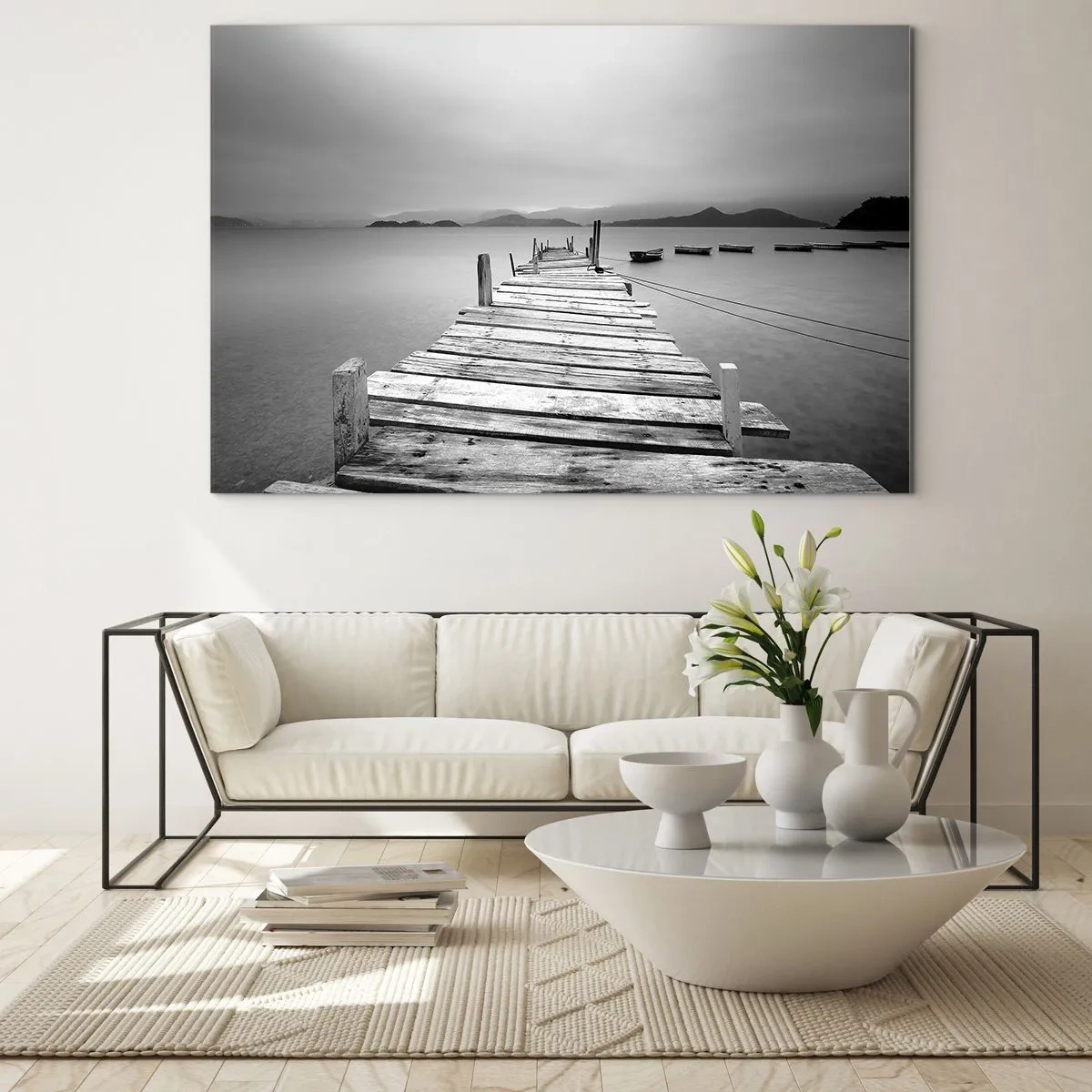 Impression sur verre - Image sur verre - Jetée en bois sur un lac calme en noir et blanc - 120x80cm - Derrière les montagnes, au-delà des mers - Décoration murale moderne pour le salon et la chambre ARTTOR