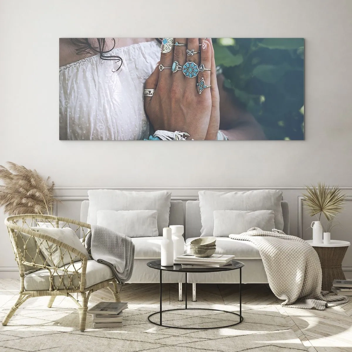 Impression sur verre - Image sur verre - Mains décorées de bijoux bohèmes - 140x50cm - Bienvenue au centre du bien-être - Décoration murale moderne pour le salon et la chambre ARTTOR