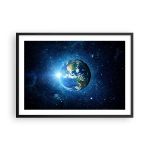 Affiche dans un cadre noir - Poster - La Terre dans l'espace entourée d'étoiles et de lumière - 70x50cm - Nous sommes au paradis - Décoration murale moderne pour le salon et la chambre ARTTOR