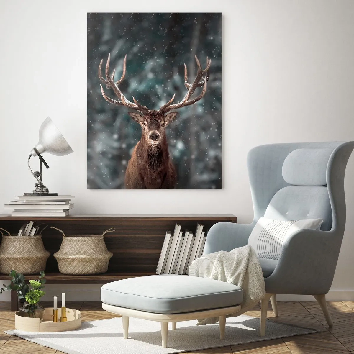 Impression sur verre - Image sur verre - Un cerf fier dans une forêt d'hiver au milieu de la neige qui tombe - 50x70cm - Roi de la forêt couronné - Décoration murale moderne pour le salon et la chambre ARTTOR