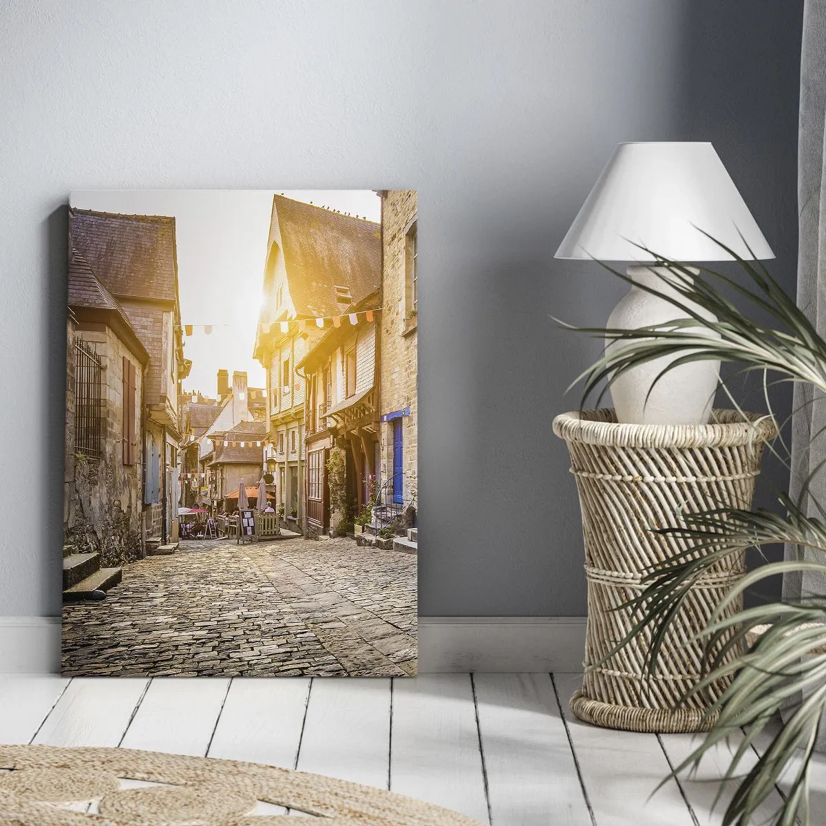 Impression sur toile - Image sur toile - Une charmante rue pavée au soleil - 50x70cm - Aux confins du monde - Décoration murale moderne pour le salon et la chambre ARTTOR