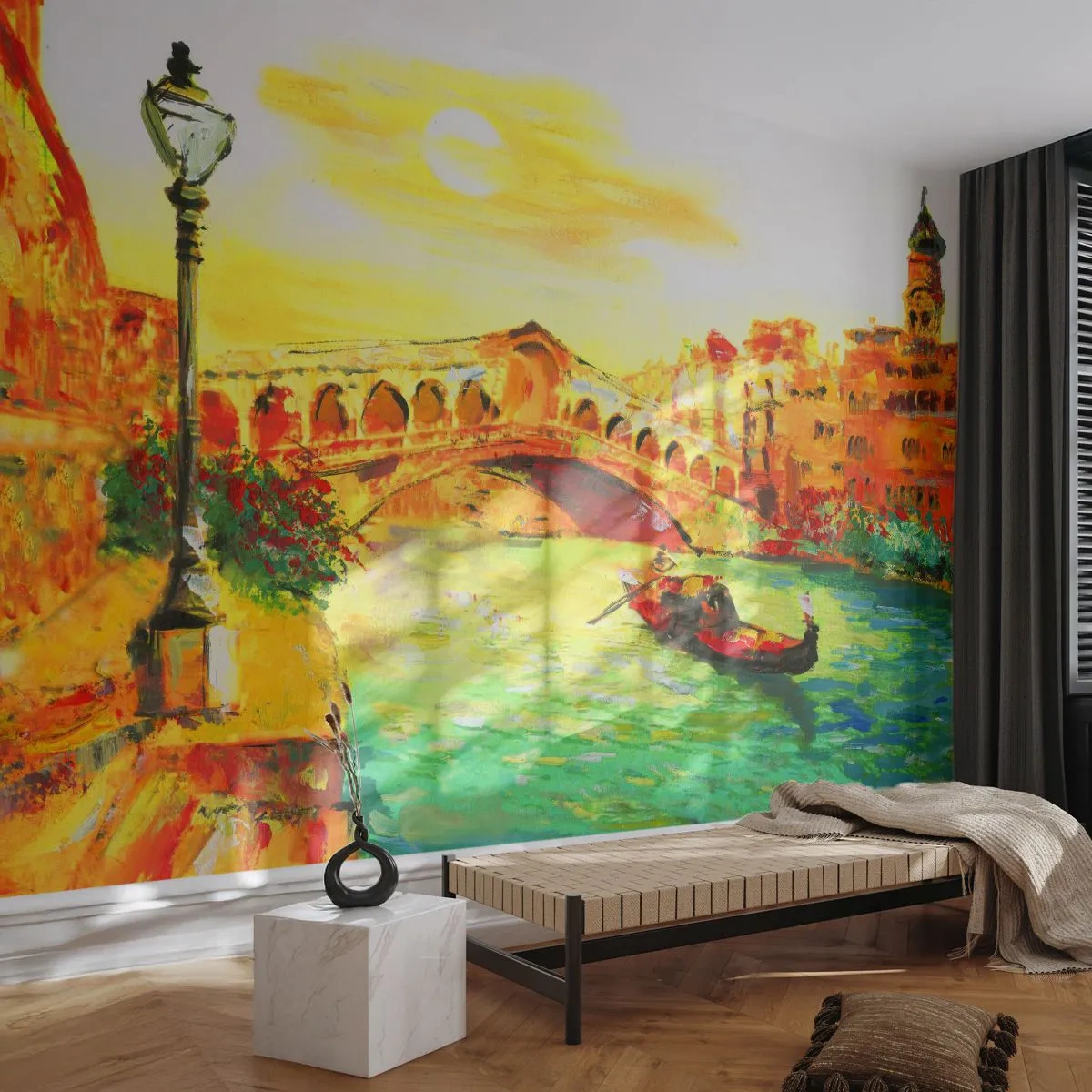Papier Peint Photo Premium Sand - Une Venise pittoresque avec une gondole et un pont aux couleurs chaudes - 100x70cm - Un pèlerinage d'amoureux - Décoration murale moderne pour le salon et la chambre ARTTOR