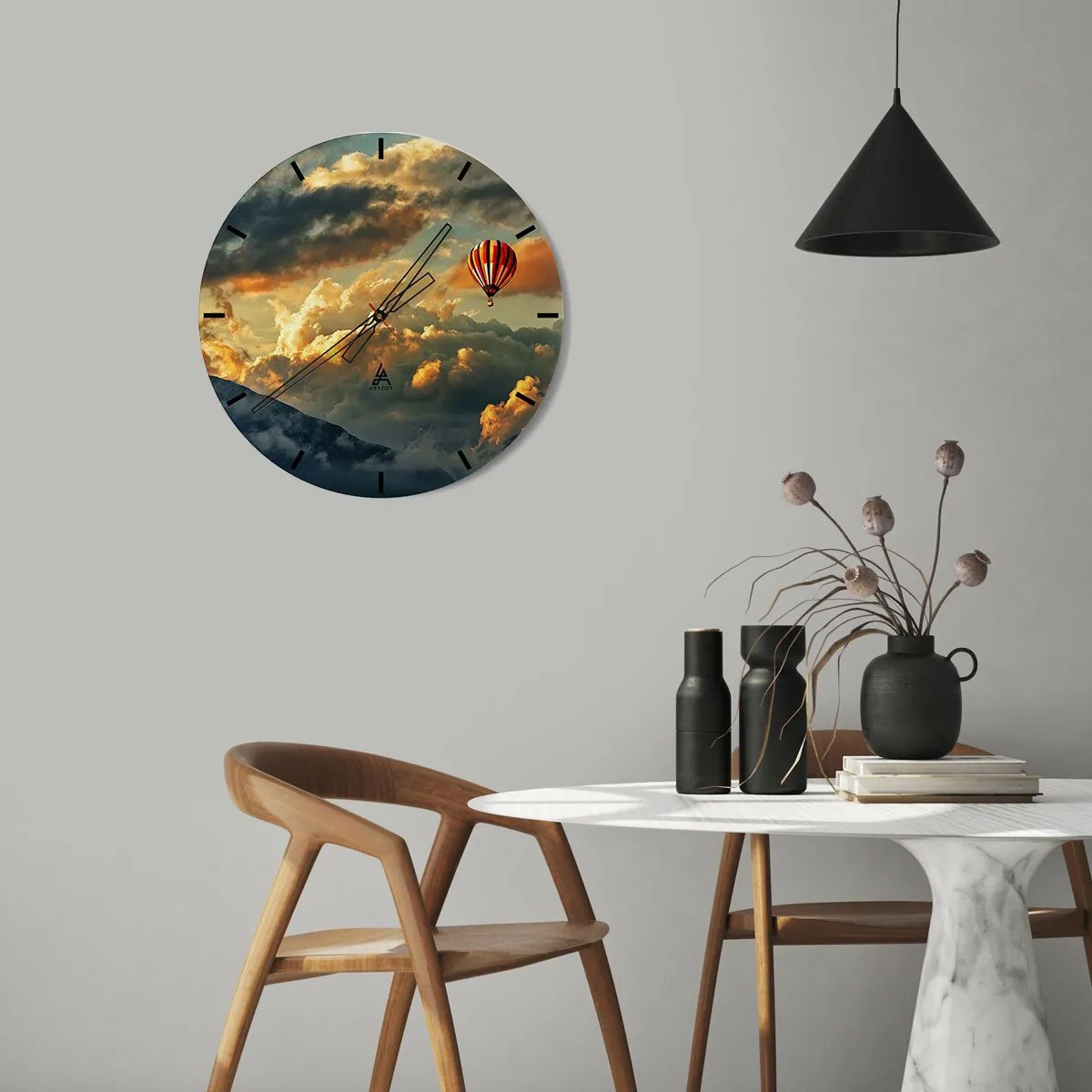 Horloge murale - Pendule murale - Un ballon flottant parmi les nuages au coucher du soleil - 30x30cm - Je vole parce que je veux - Décoration murale moderne pour le salon, la cuisine et la chambre ARTTOR