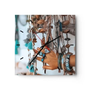 Horloge murale - Pendule murale - Une main ornée de bijoux bohèmes avec des décorations en arrière-plan - 30x30cm - Trésor local - Décoration murale moderne pour le salon et la chambre ARTTOR