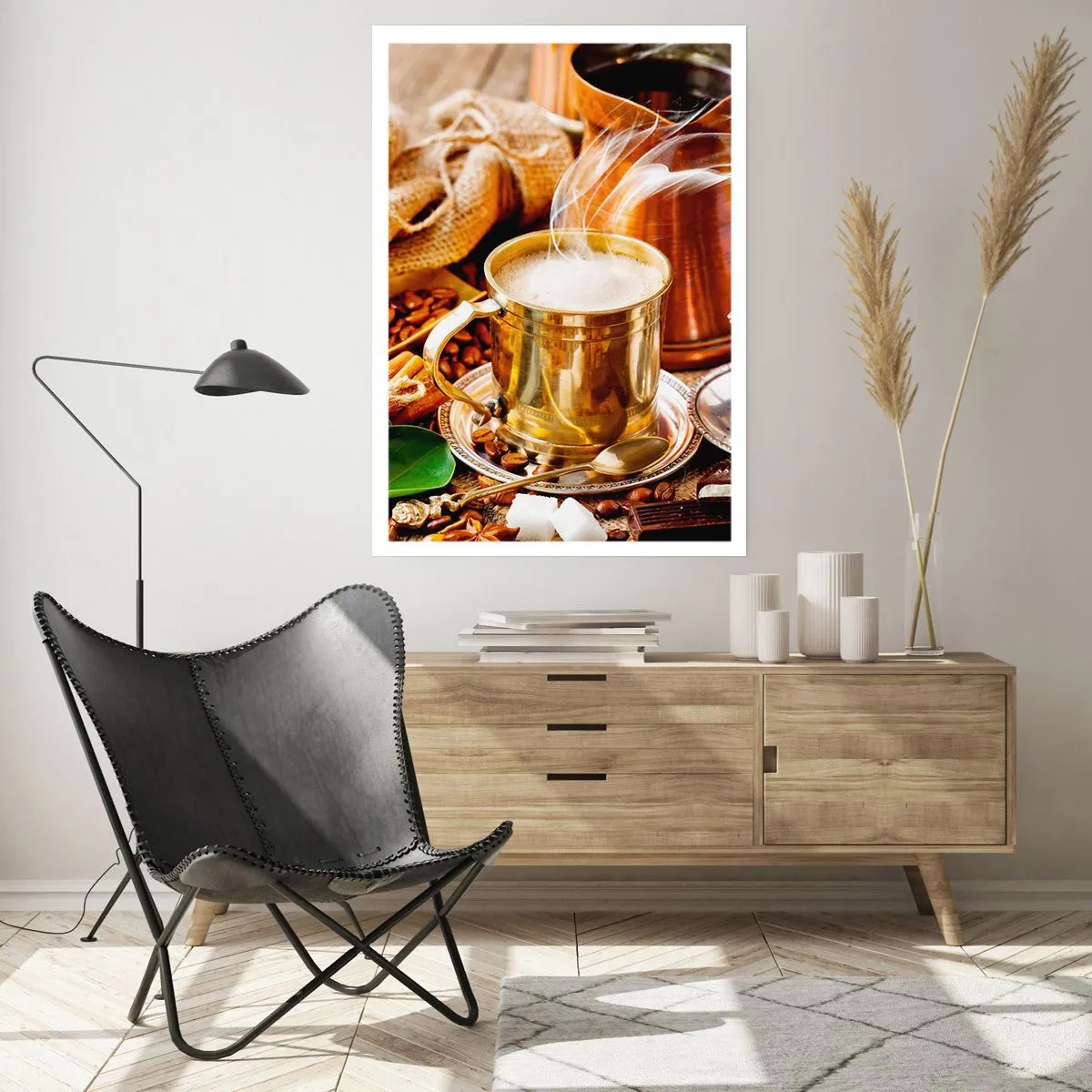 Affiche - Poster - Une tasse dorée avec du café chaud et de la vapeur sur un fond de grains de café. - 50x70cm - Bonne journée! - Décoration murale moderne pour le salon et la chambre ARTTOR