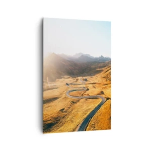 Impression sur toile - Image sur toile - Une route sinueuse dans les montagnes éclairée par le soleil couchant - 80x120cm - Dans une vallée dorée - Décoration murale moderne pour le salon et la chambre ARTTOR