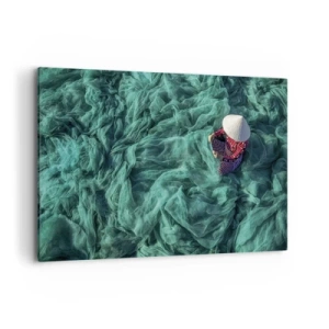 Impression sur toile - Image sur toile - Une personne avec un chapeau parmi des filets de pêche verts - 120x80cm - Dans une mer de filet - Décoration murale moderne pour le salon et la chambre ARTTOR