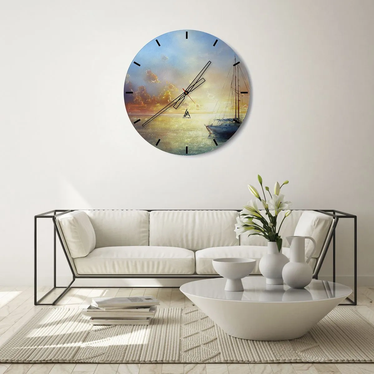 Horloge murale - Pendule murale - Un voilier en mer au coucher du soleil - 30x30cm - Dans une baie dorée - Décoration murale moderne pour le salon, la cuisine et la chambre ARTTOR