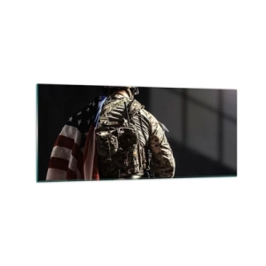 Impression sur verre - Image sur verre - Un soldat en uniforme avec un drapeau sur un fond sombre - 120x50cm - C'est exactement pour ça - Décoration murale moderne pour le salon et la chambre ARTTOR