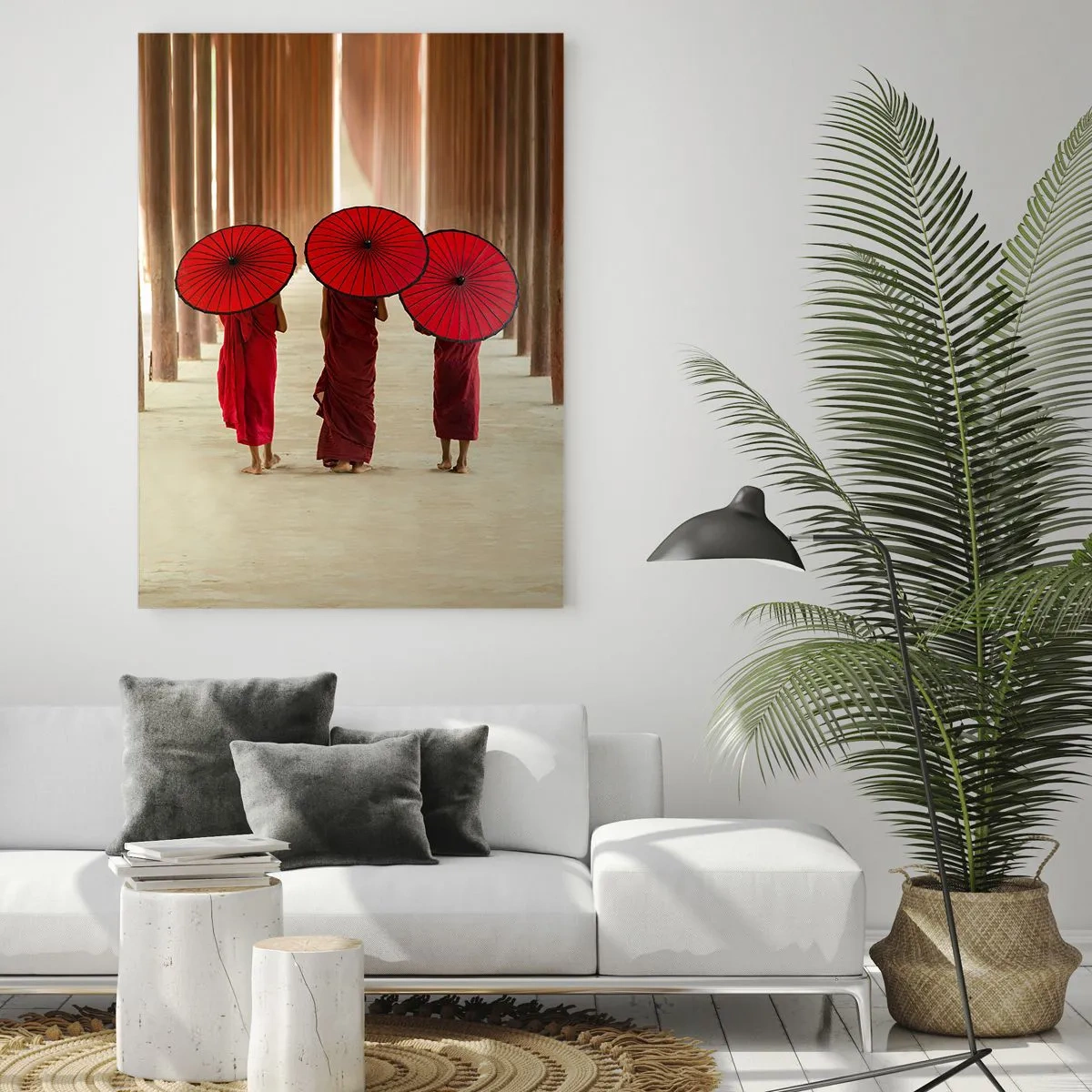 Impression sur verre - Image sur verre - Trois moines avec des parapluies rouges dans l'architecture traditionnelle - 70x100cm - Sur la route du pays pure - Décoration murale moderne pour le salon et la chambre ARTTOR