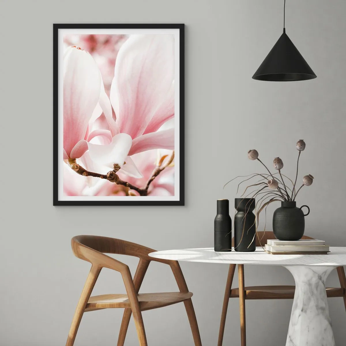Affiche dans un cadre noir - Poster - Délicats pétales de magnolia rose sur un fond flou - 50x70cm - Abondance de tendresse - Décoration murale moderne pour le salon et la chambre ARTTOR