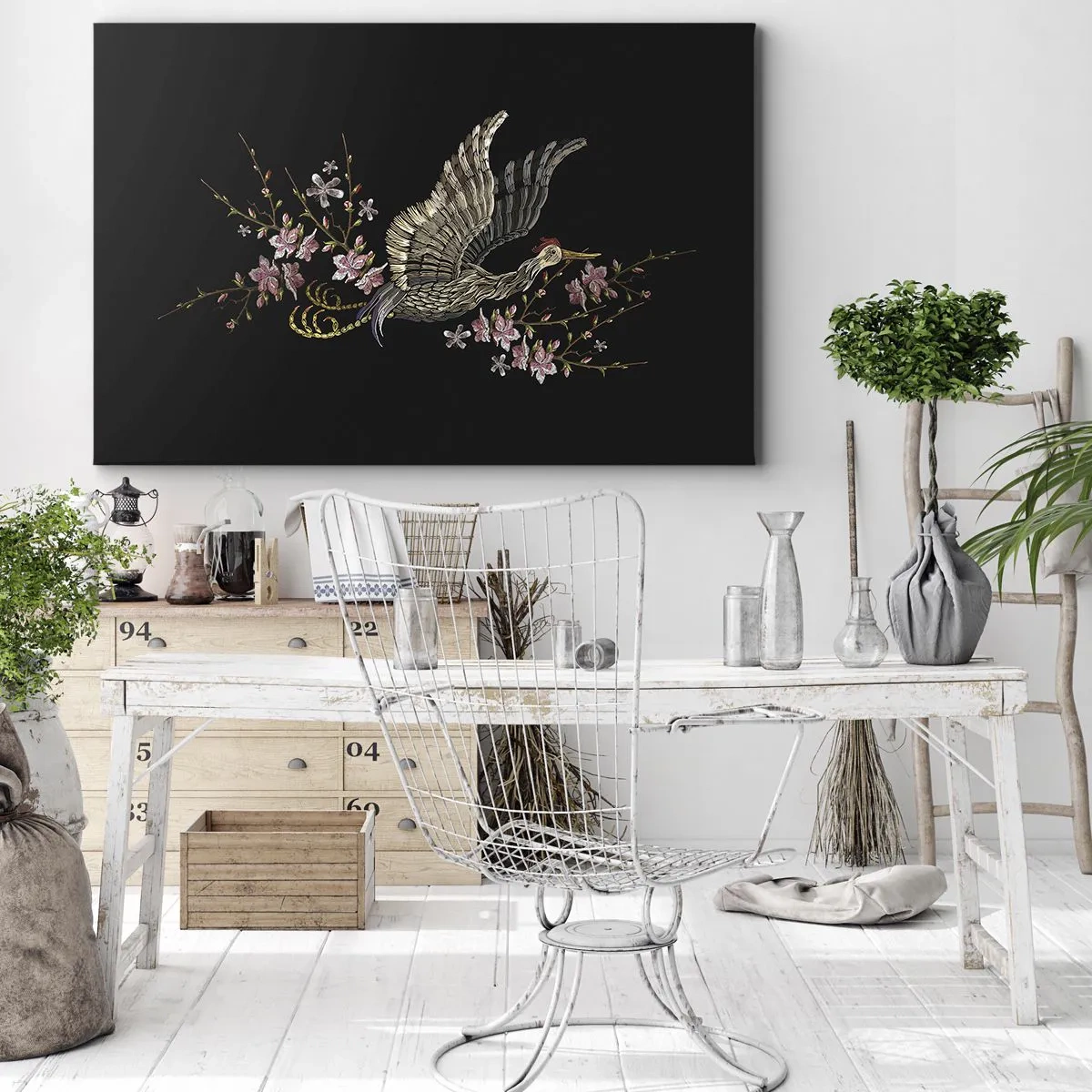 Impression sur toile - Image sur toile - Un oiseau en vol avec des fleurs sur fond noir - 100x70cm - Oiseau brodé exotique - Décoration murale moderne pour le salon et la chambre ARTTOR