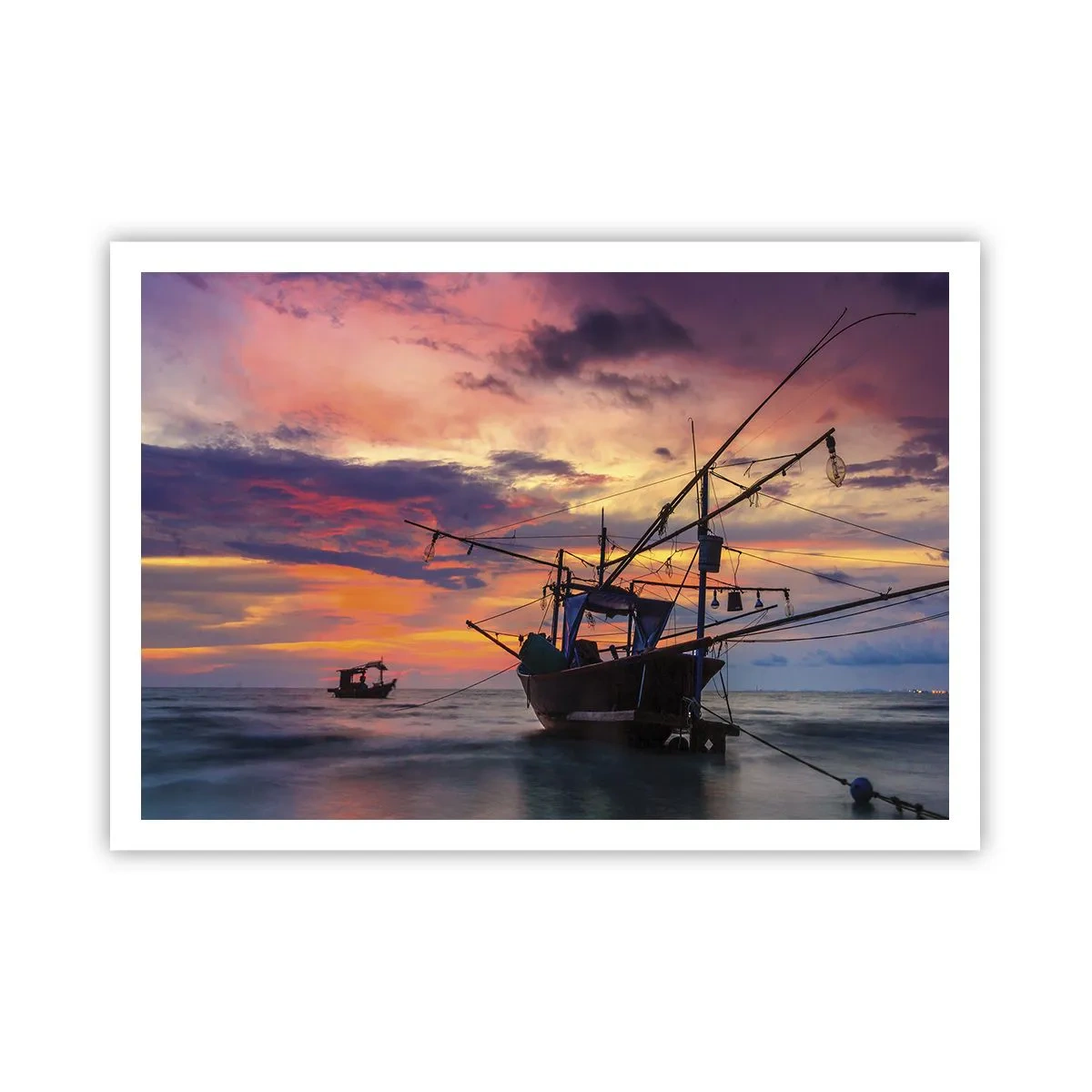 Affiche - Poster - Un bateau de pêche sur fond de coucher de soleil coloré - 100x70cm - Soirée exotique - Décoration murale moderne pour le salon et la chambre ARTTOR