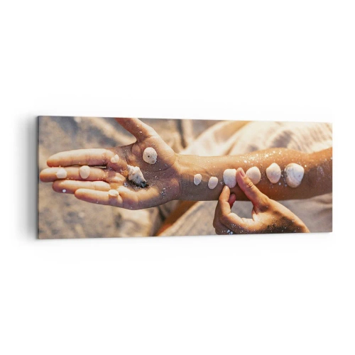 Impression sur toile - Image sur toile - Mains avec des coquillages disposés sur le fond de sable - 140x50cm - La beauté à portée de main - Décoration murale moderne pour le salon et la chambre ARTTOR