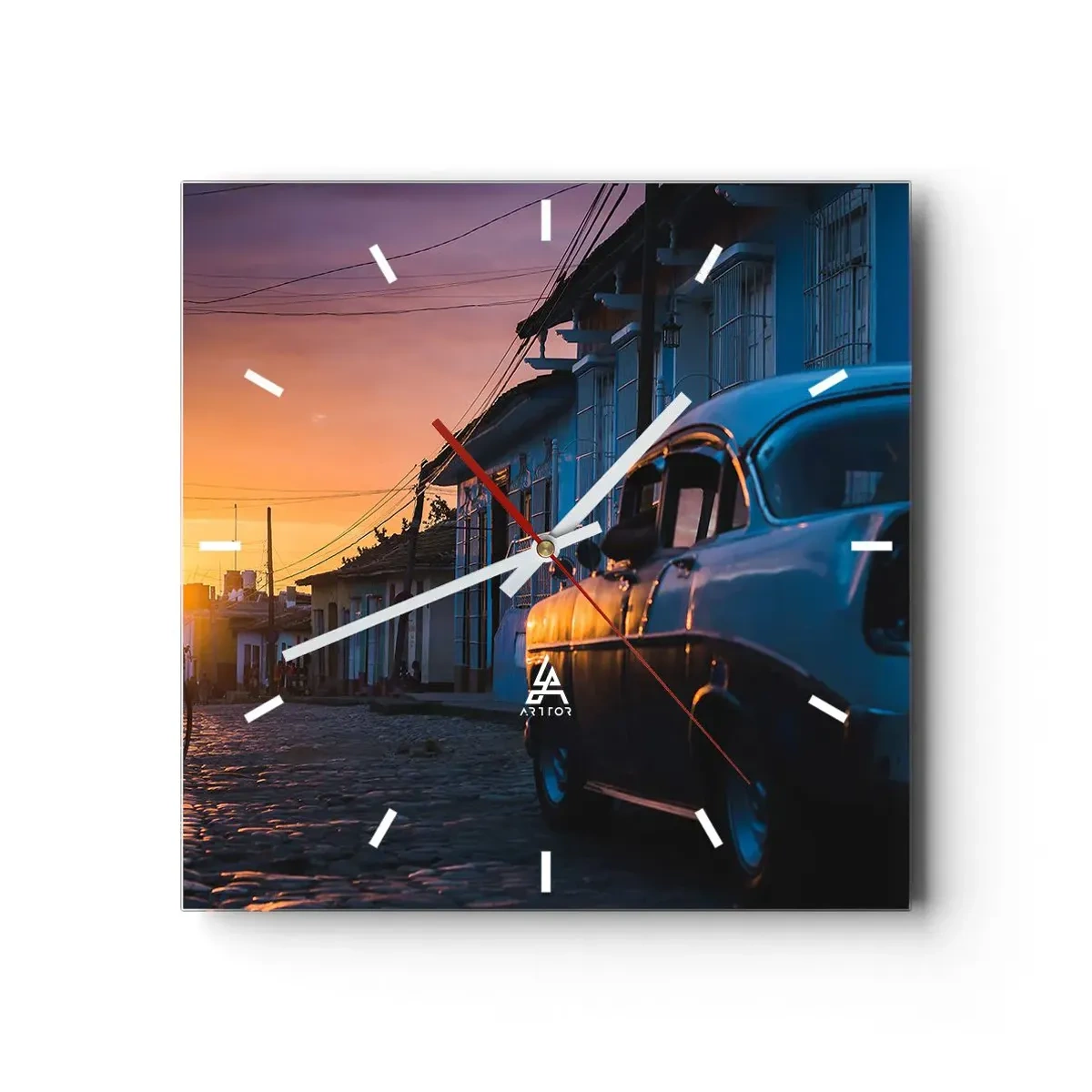 Horloge murale - Pendule murale - Voiture et vélo rétro dans la rue à la lumière du soleil couchant - 30x30cm - Ici, le temps ralentit - Décoration murale moderne pour le salon et la chambre ARTTOR