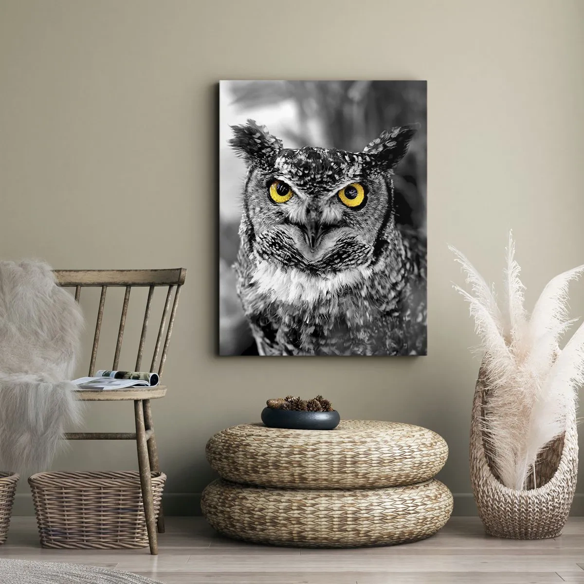 Impression sur toile - Image sur toile - Une photo en noir et blanc d'un hibou aux yeux jaunes - 50x70cm - Rien ne se cachera - Décoration murale moderne pour le salon et la chambre ARTTOR