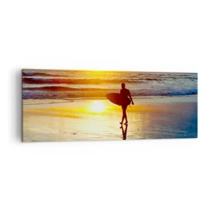 Impression sur toile - Image sur toile - Un surfeur marchant sur la plage au coucher du soleil avec une planche à la main. - 140x50cm - Le retour du guerrier - Décoration murale moderne pour le salon et la chambre ARTTOR