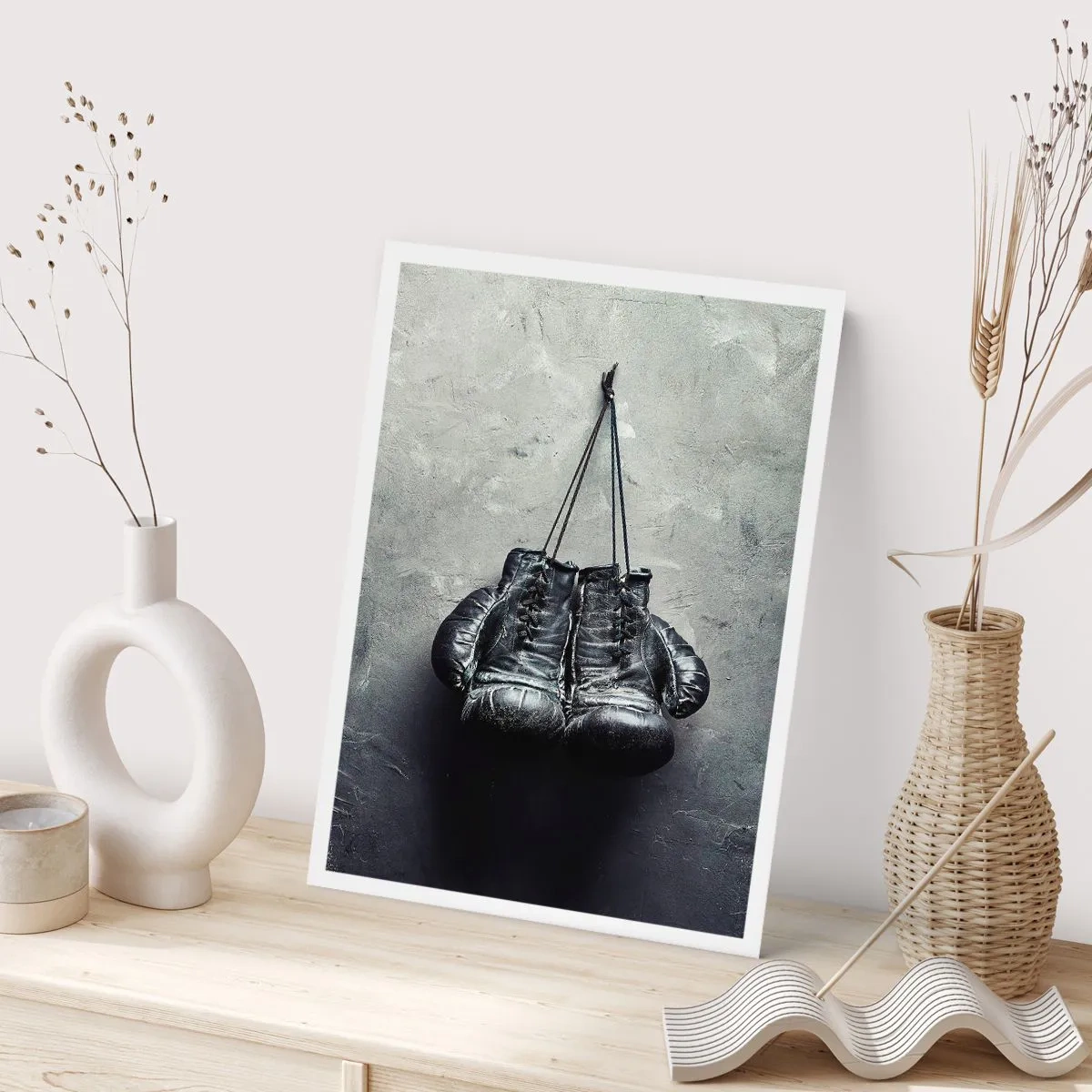 Affiche - Poster - Gants de boxe noirs suspendus à une ficelle - 50x70cm - Un temps pour se battre et un temps pour la paix - Décoration murale moderne pour le salon et la chambre ARTTOR