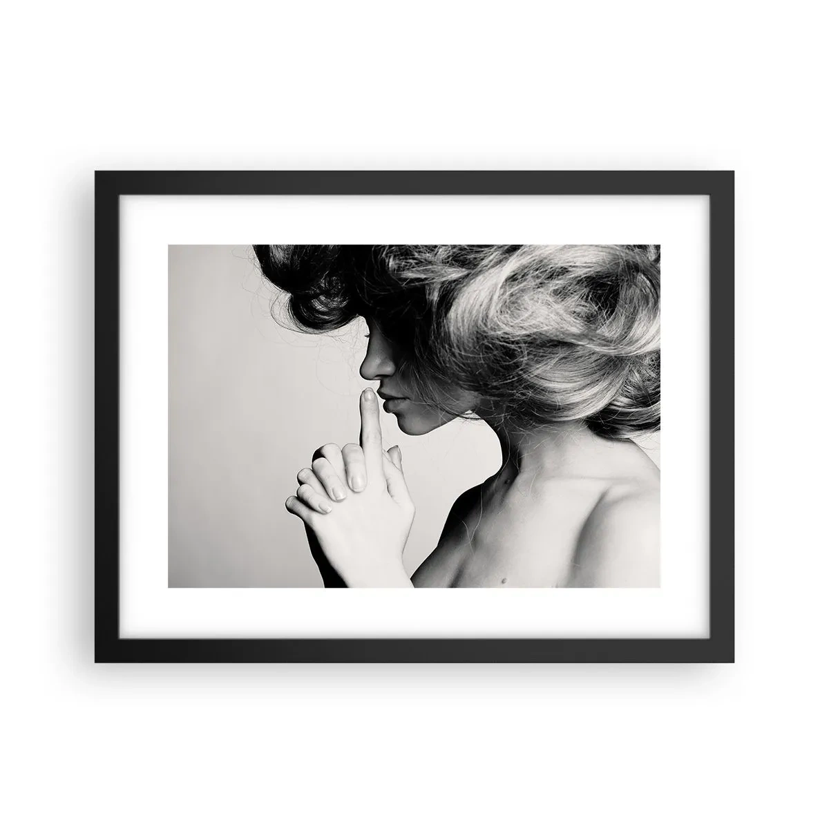 Affiche dans un cadre noir - Poster - A l'écoute d'elle-même - 40x30 cm