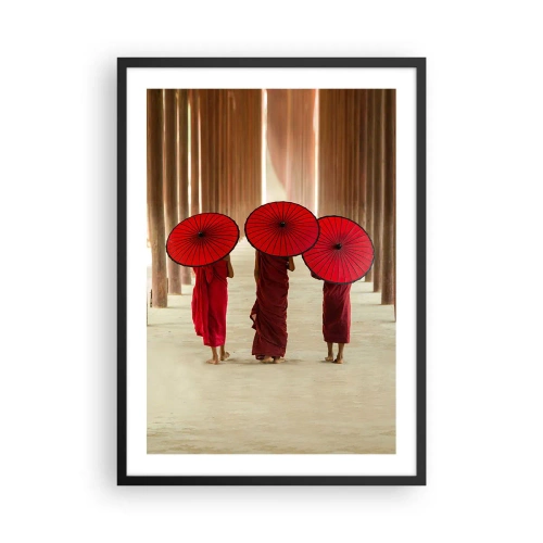 Affiche dans un cadre noir - Poster - Moines avec des parapluies rouges dans les couloirs du temple - 50x70cm - Sur la route du pays pure - Décoration murale moderne pour le salon et la chambre ARTTOR
