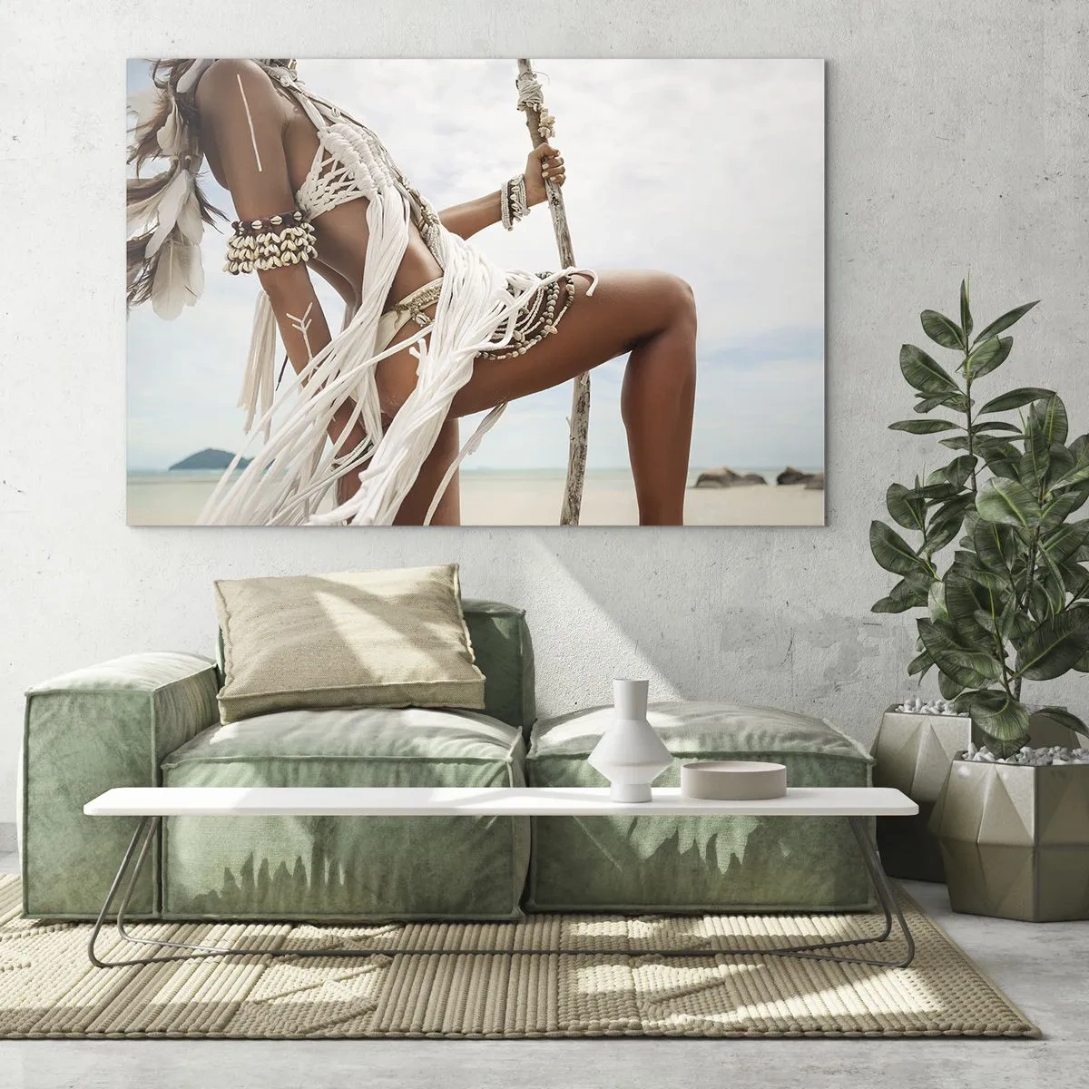Impression sur verre - Image sur verre - Une femme en vêtements ethniques avec des coquillages et un bâton sur la plage. - 70x50cm - Prêtresse du soleil - Décoration murale moderne pour le salon et la chambre ARTTOR