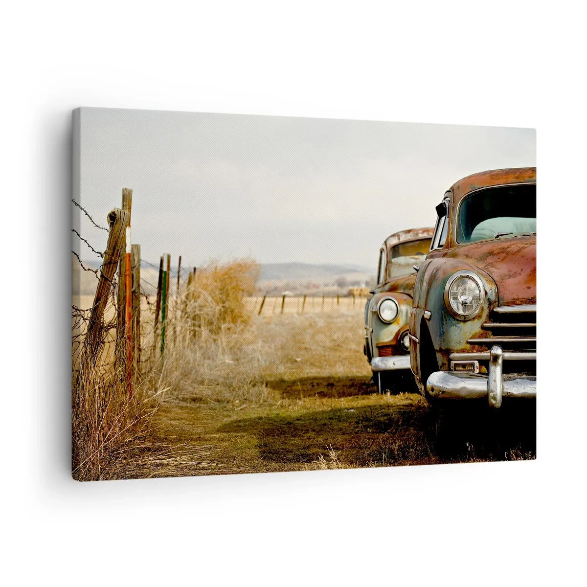 Impression sur toile - Image sur toile - Deux vieilles voitures sur un chemin de terre à côté d'une clôture en bois - 70x50cm - Repos bien mérité - Décoration murale moderne pour le salon et la chambre ARTTOR