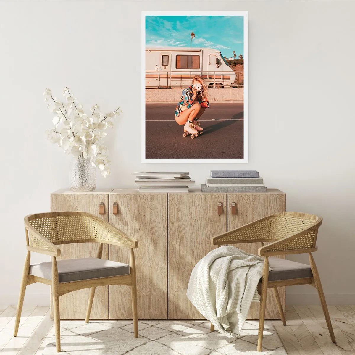 Affiche - Poster - Une fille en patins à roulettes avec un appareil photo devant un camping-car - 50x70cm - Souriez s'il-vous-plait! - Décoration murale moderne pour le salon et la chambre ARTTOR