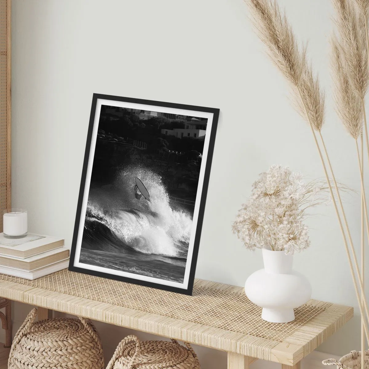 Affiche dans un cadre noir - Poster - Surfeur noir et blanc en action sur des vagues agitées - 50x70cm - Défi accepté! - Décoration murale moderne pour le salon et la chambre ARTTOR