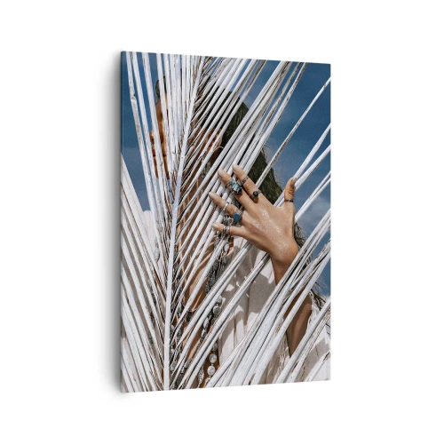 Impression sur toile - Image sur toile - Une femme cachée derrière des feuilles de palmier avec des bagues aux mains. - 70x100cm - Fille de chaman ? - Décoration murale moderne pour le salon et la chambre ARTTOR