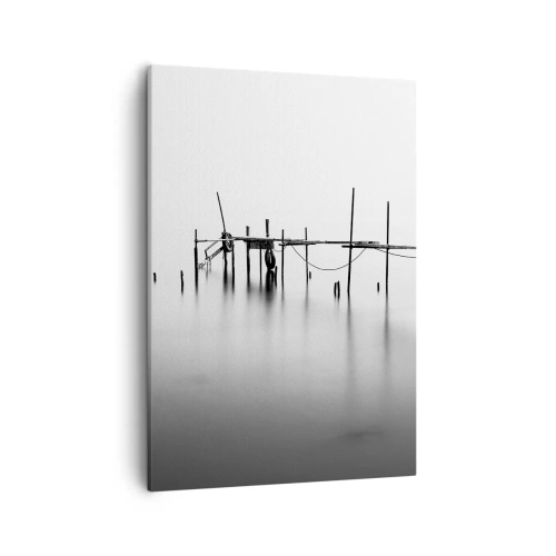 Impression sur toile - Image sur toile - Une jetée noire et blanche immergée dans un paysage brumeux - 50x70cm - Et s'il n'y avait pas de monde ? - Décoration murale moderne pour le salon et la chambre ARTTOR