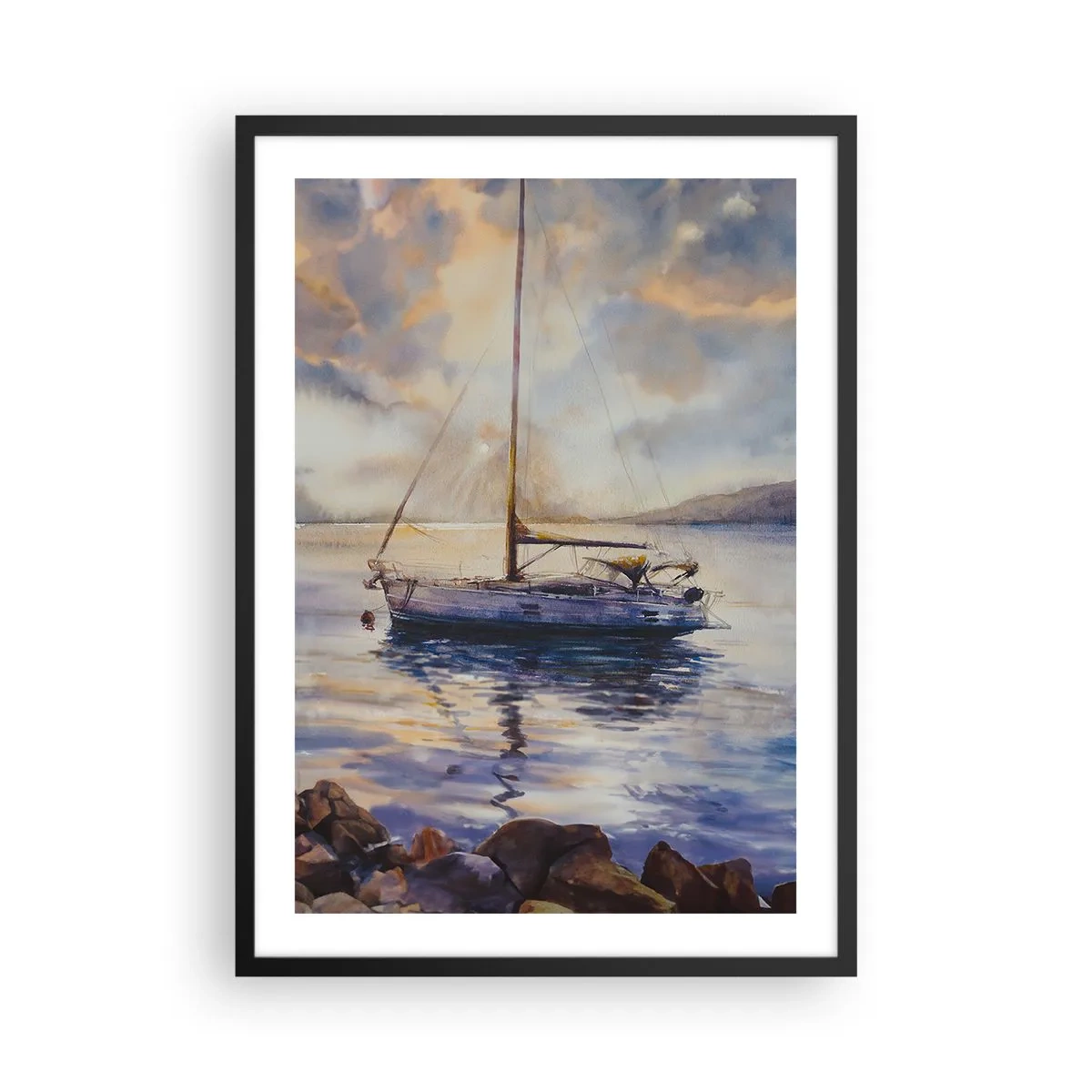 Affiche dans un cadre noir - Poster - Un voilier sur une eau calme dans la lumière du coucher du soleil - 50x70cm - Soirée sur la baie - Décoration murale moderne pour le salon et la chambre ARTTOR