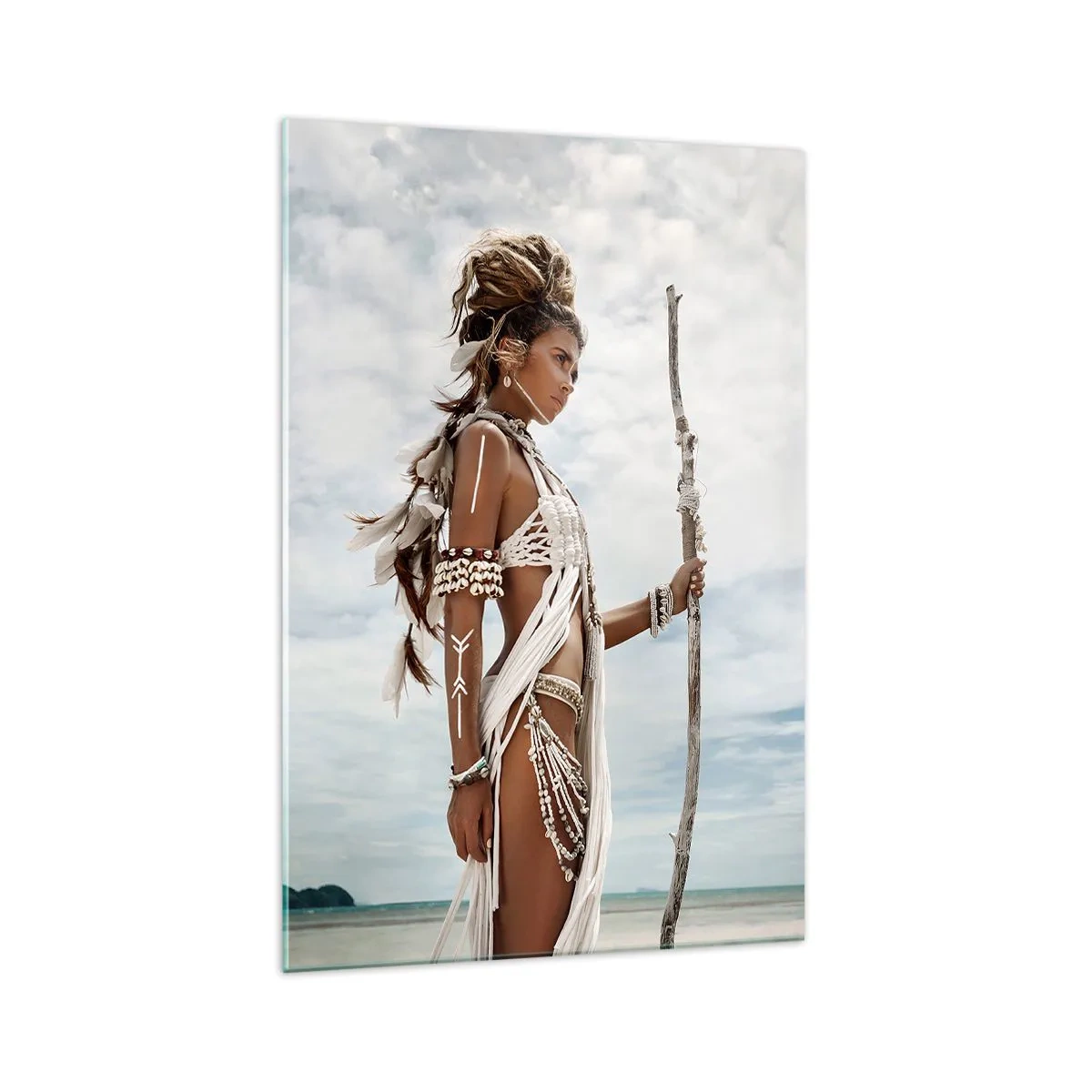Impression sur verre - Image sur verre - Femme stylisée sur la plage avec des ornements ethniques et un bâton - 70x100cm - Reine des tropiques - Décoration murale moderne pour le salon et la chambre ARTTOR