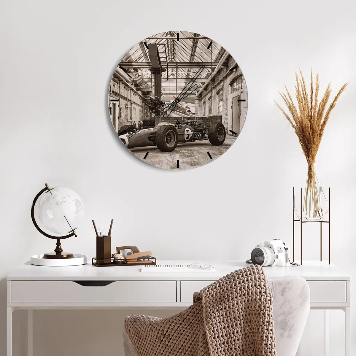 Horloge murale - Pendule murale - Une voiture de course classique dans un ancien hall industriel - 30x30cm - Le repos du guerrier - Décoration murale moderne pour le salon, la cuisine et la chambre ARTTOR