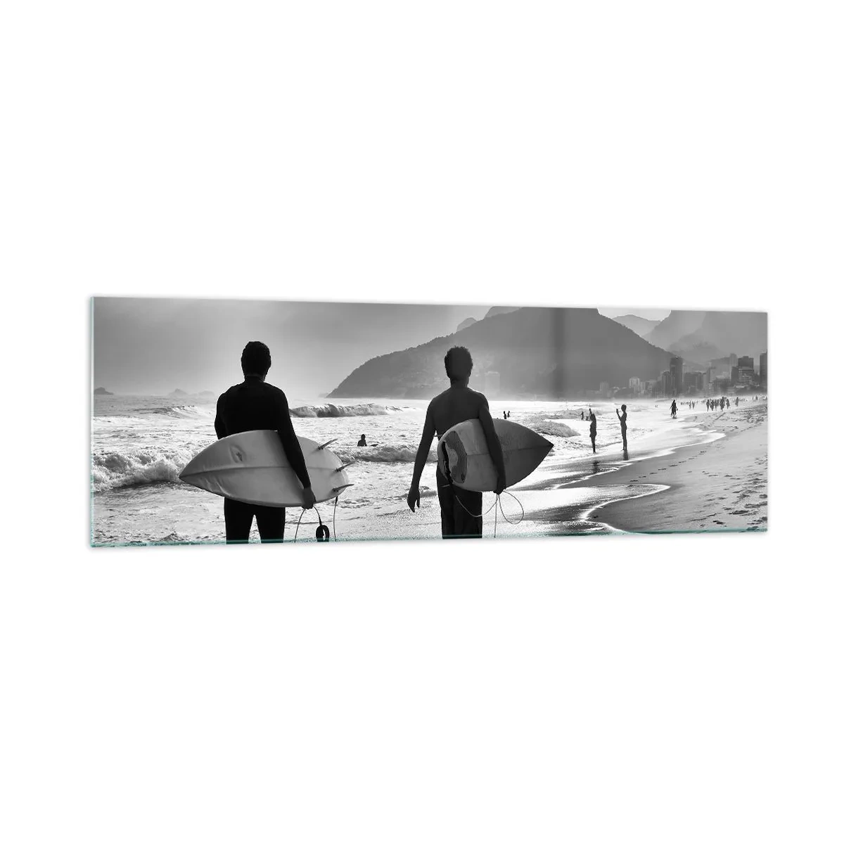 Impression sur verre - Image sur verre - Deux surfeurs marchant sur la plage avec leurs planches en noir et blanc. - 160x50cm - Samba sur une vague - Décoration murale moderne pour le salon et la chambre ARTTOR