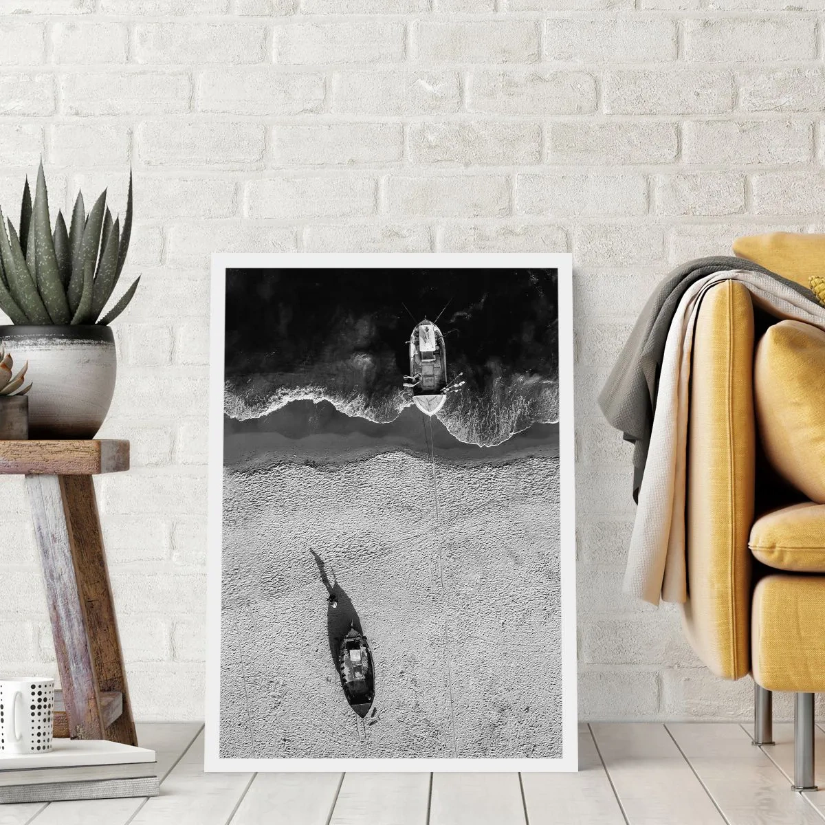 Affiche - Poster - Une photographie aérienne en noir et blanc d'un bateau sur une plage - 50x70cm - Toujours sur le rivage… - Décoration murale moderne pour le salon et la chambre ARTTOR