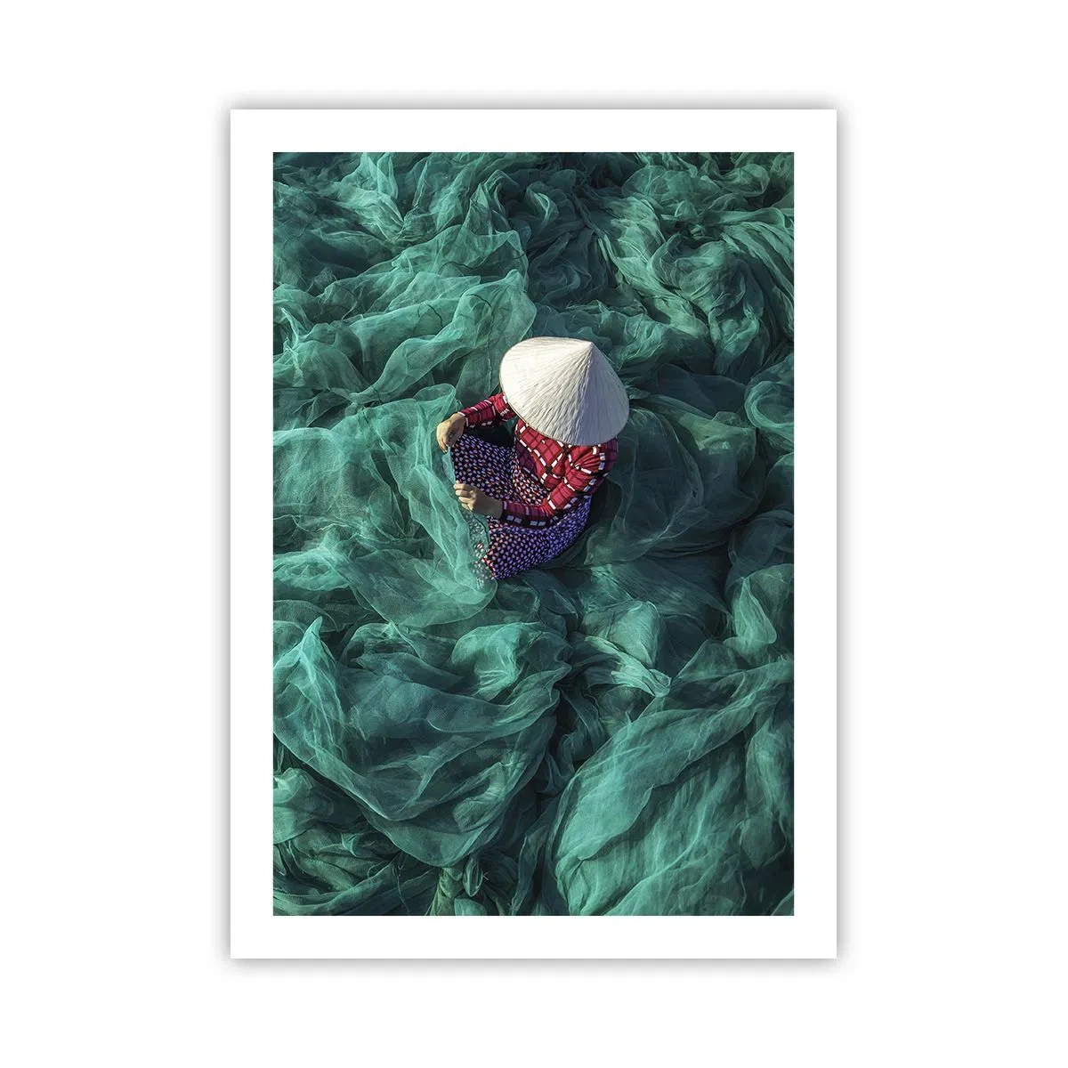 Affiche - Poster - Une personne portant un chapeau parmi des filets de pêche verts - 50x70cm - Dans une mer de filet - Décoration murale moderne pour le salon et la chambre ARTTOR
