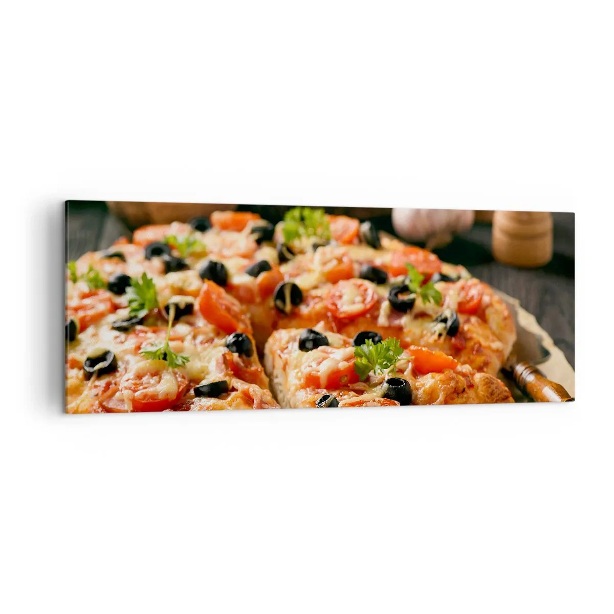 Impression sur toile - Image sur toile - Pizza aux tomates, olives et herbes fraîches sur la table - 140x50cm - Tu t'en es encore tiré - Décoration murale moderne pour le salon et la chambre ARTTOR