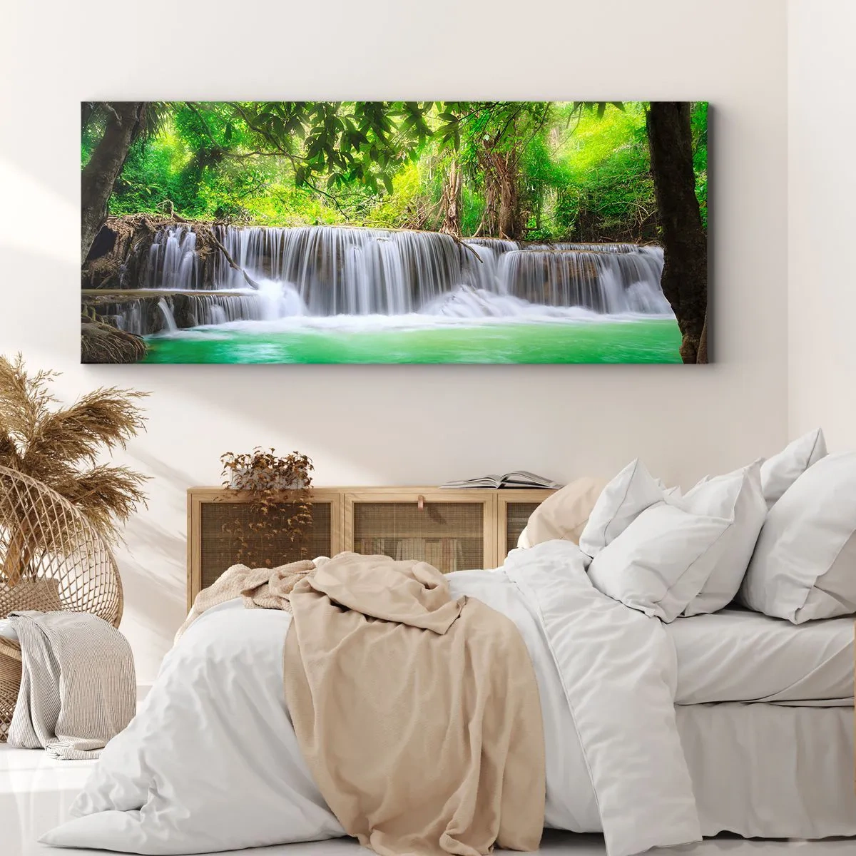 Impression sur toile - Image sur toile - Une cascade verte entourée d'une végétation tropicale dense - 140x50cm - Une cascade de vert - Décoration murale moderne pour le salon et la chambre ARTTOR