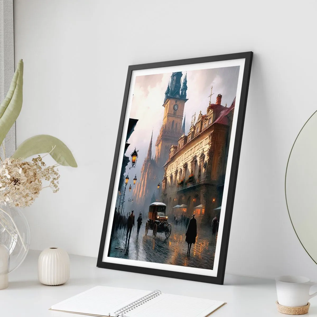 Affiche dans un cadre noir - Poster - Ville historique au crépuscule avec un véhicule historique - 50x70cm - Le charme d'une soirée pragoise - Décoration murale moderne pour le salon et la chambre ARTTOR