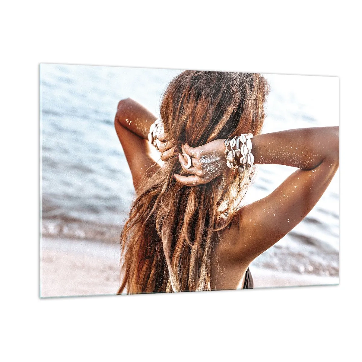 Impression sur verre - Image sur verre - Une femme aux cheveux longs sur la plage, entourée de coquillages et de sable. - 120x80cm - La soeur de l'eau et du soleil - Décoration murale moderne pour le salon et la chambre ARTTOR