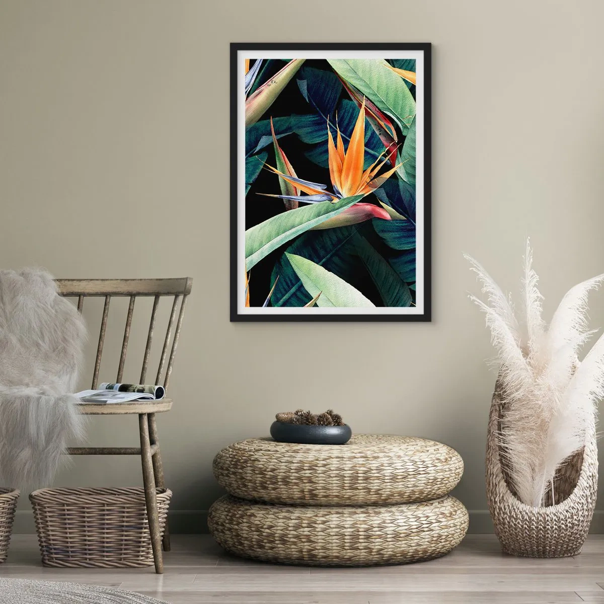 Affiche dans un cadre noir - Poster - Fleur de strelitzia exotique sur fond sombre - 50x70cm - Fleurs flamboyantes des tropiques - Décoration murale moderne pour le salon et la chambre ARTTOR