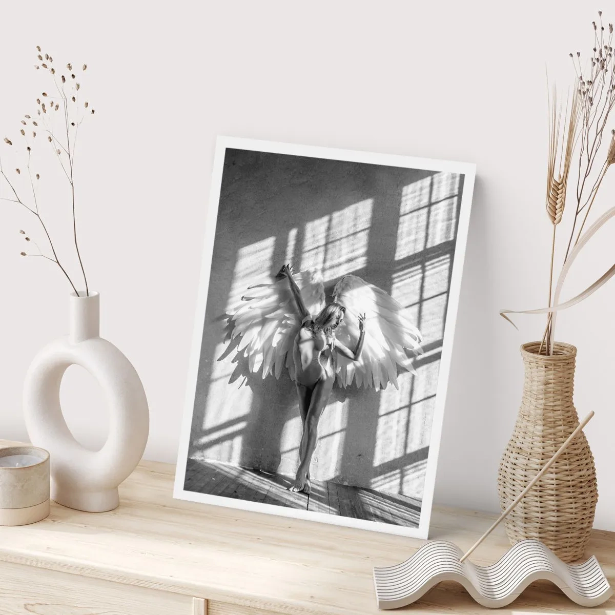 Affiche - Poster - Photographie en noir et blanc d'une femme avec des ailes d'ange - 50x70cm - Directement du ciel - Décoration murale moderne pour le salon et la chambre ARTTOR