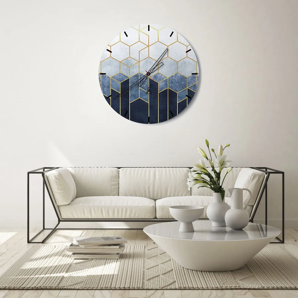 Horloge murale - Pendule murale - Motif de cube géométrique dans les tons de bleu et d'or - 30x30cm - Composition en rythme syncopé - Décoration murale moderne pour le salon, la cuisine et la chambre ARTTOR