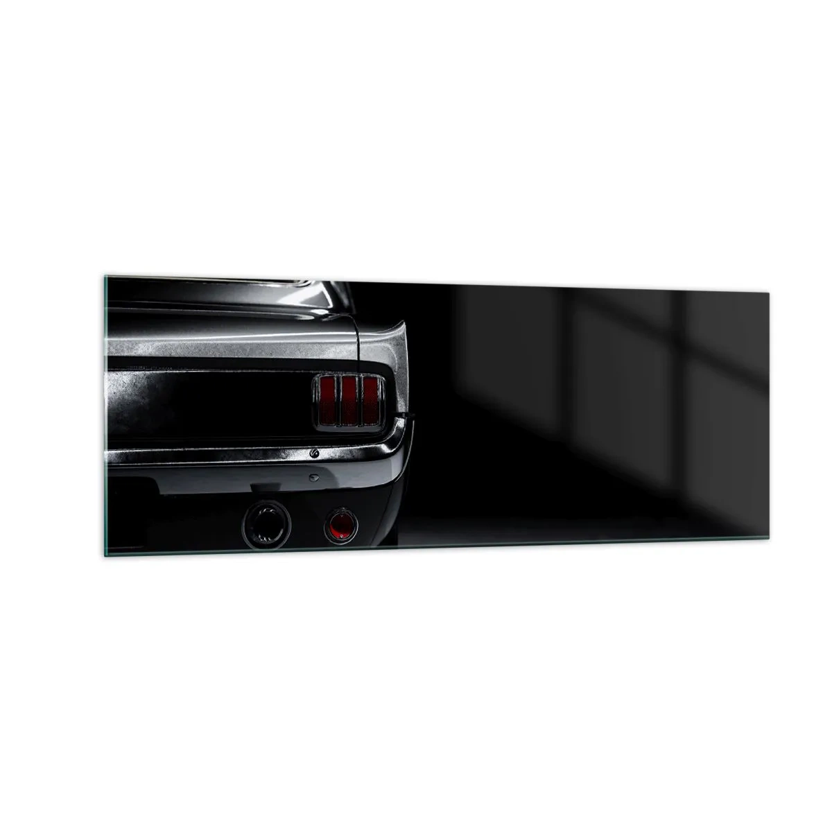 Impression sur verre - Image sur verre - Une image en noir et blanc de l'arrière d'une voiture classique sur un fond sombre. - 140x50cm - Le charme du classique - Décoration murale moderne pour le salon et la chambre ARTTOR