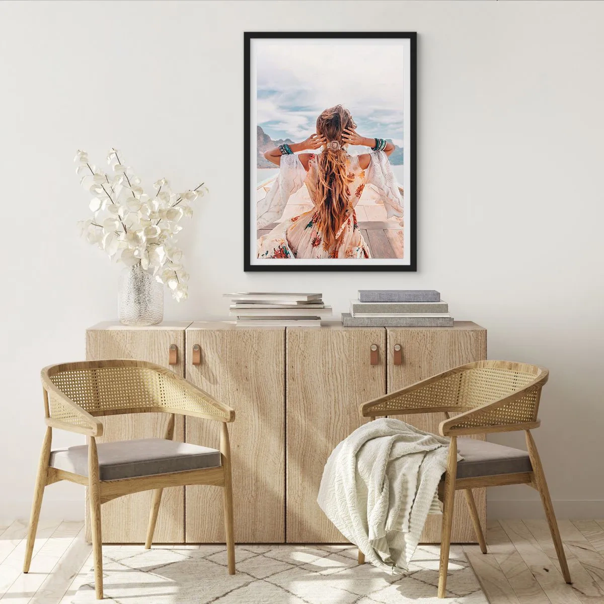 Affiche dans un cadre noir - Poster - Femme en robe bohème avec vue sur la mer - 50x70cm - En route vers le bonheur - Décoration murale moderne pour le salon et la chambre ARTTOR