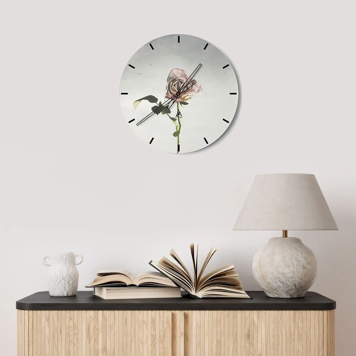 Horloge murale - Pendule murale - Une rose délicate sur un fond clair avec des oiseaux au loin - 30x30cm - Bonjour de printemps - Décoration murale moderne pour le salon, la cuisine et la chambre ARTTOR