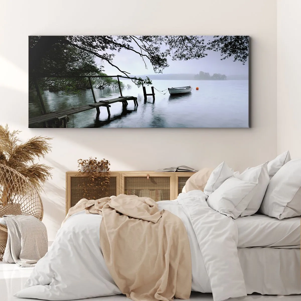Impression sur toile - Image sur toile - Une jetée sur l'eau avec un bateau en arrière-plan entouré d'un paysage brumeux - 160x50cm - Tu te reposes déjà - Décoration murale moderne pour le salon et la chambre ARTTOR